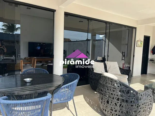 Casa com 330m² 3 quartos e 1 banheiro, à venda, no bairro Centro em Caraguatatuba