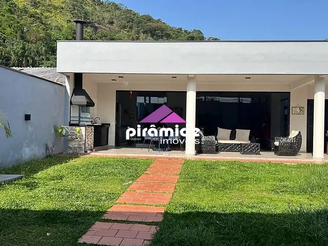 Casa com 330m² 3 quartos e 1 banheiro, à venda, no bairro Centro em Caraguatatuba