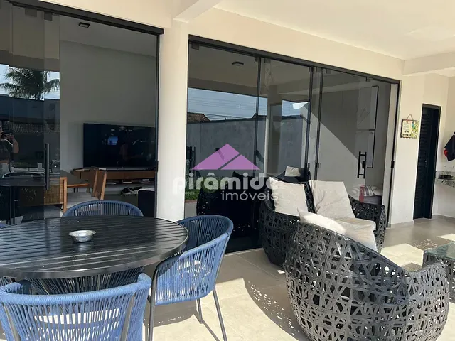 Casa com 330m² 3 quartos e 1 banheiro, à venda, no bairro Centro em Caraguatatuba