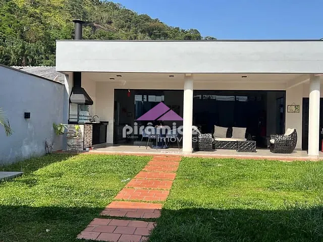 Casa com 330m² 3 quartos e 1 banheiro, à venda, no bairro Centro em Caraguatatuba