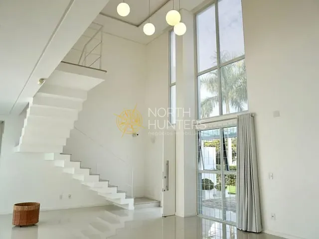 Casa com 600m² 5 quartos e 6 banheiros, à venda, no bairro Jurerê Internacional em Florianópolis