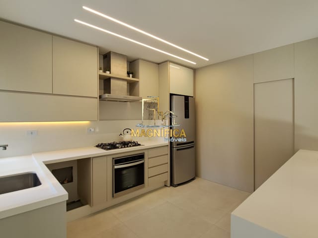 Casa 3 quartos e 8 banheiros, à venda, no bairro Santa Quitéria em Curitiba