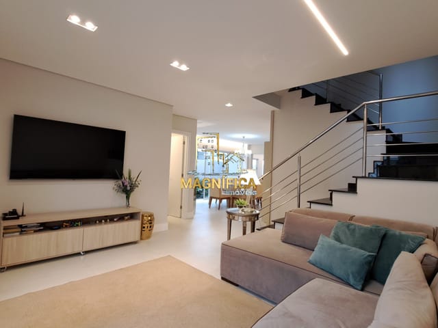 Casa 3 quartos e 8 banheiros, à venda, no bairro Santa Quitéria em Curitiba