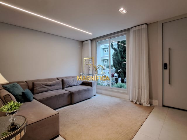 Casa 3 quartos e 8 banheiros, à venda, no bairro Santa Quitéria em Curitiba