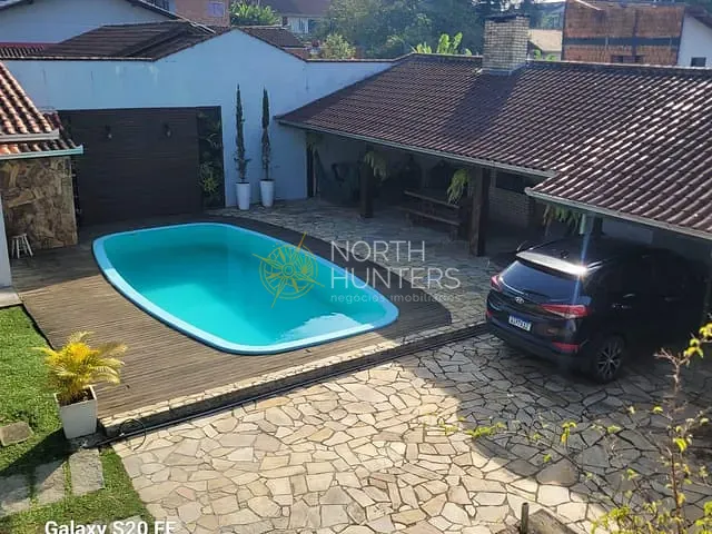 Casa com 240m² 3 quartos e 5 banheiros, à venda, no bairro Nova Brasília em Joinville