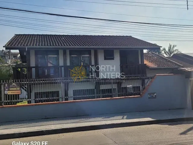 Casa com 240m² 3 quartos e 5 banheiros, à venda, no bairro Nova Brasília em Joinville