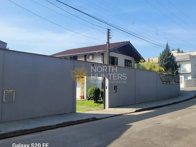 Casa com 240m² 3 quartos e 5 banheiros, à venda, no bairro Nova Brasília em Joinville