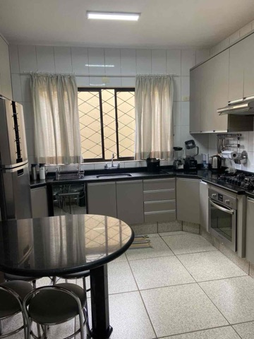 Casa com 568m² 4 quartos e 5 banheiros, à venda, no bairro Jardim Itatiaia 1 em Londrina