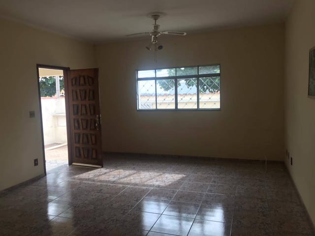 Casa com 250m² 2 quartos e 2 banheiros, à venda, no bairro Parque Valença I em Campinas