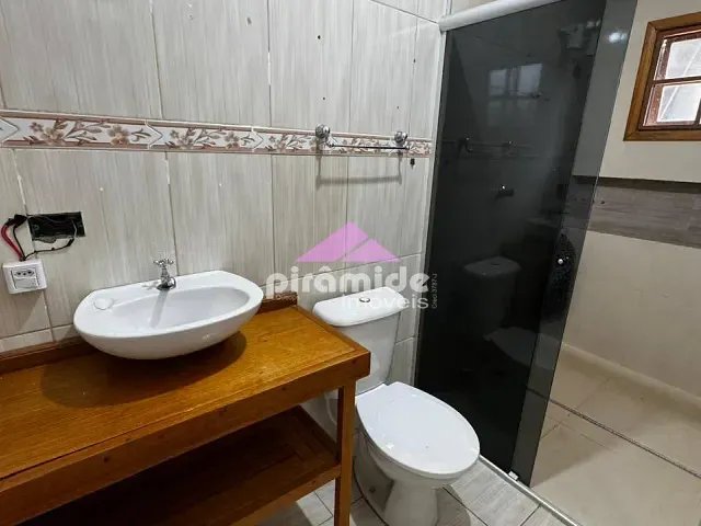 Casa 2 quartos e 3 banheiros, à venda ou para alugar, no bairro Loteamento Villa Branca em Jacareí