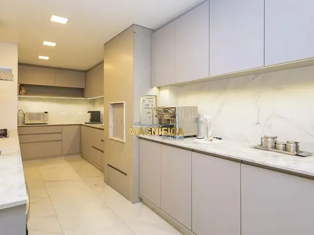 Casa 4 quartos e 4 banheiros, à venda, no bairro Campo Comprido em Curitiba