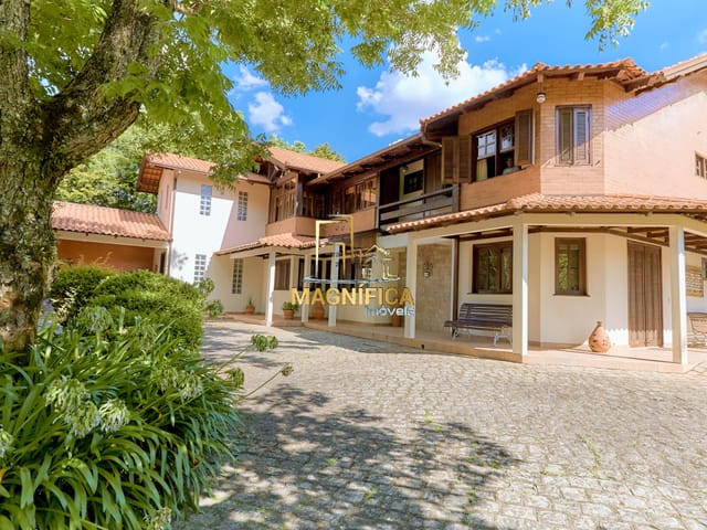 Casa 3 quartos e 7 banheiros, à venda, no bairro Santa Felicidade em Curitiba