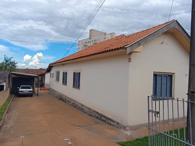 Casa com 684m² 3 quartos e 1 banheiro, à venda ou para alugar, no bairro Vila Guarani em Cambé