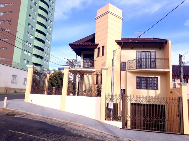 Casa com 233m² 2 quartos e 3 banheiros, à venda, no bairro Centro em Ponta Grossa
