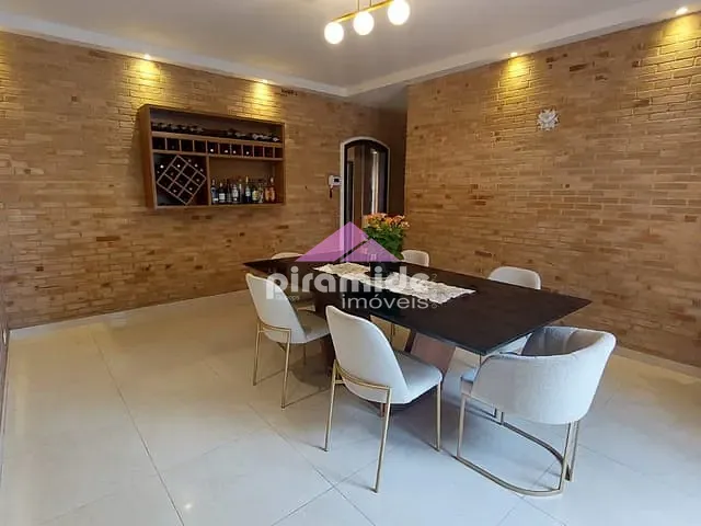 Casa com 600m², à venda, no bairro Jardim Pereira do Amparo em Jacareí