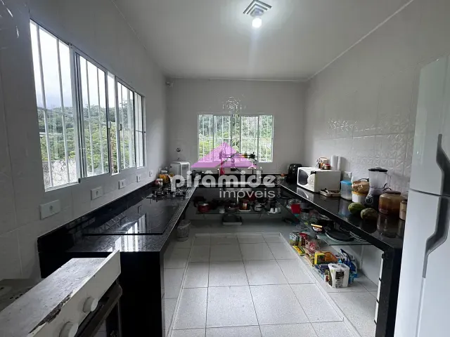 Casa com 408m² 3 quartos e 2 banheiros, à venda, no bairro Cantagalo em Caraguatatuba