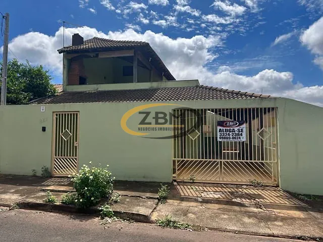 Casa com 400m² 3 quartos e 2 banheiros, para alugar, no bairro Jardim Montecatini em Cambé