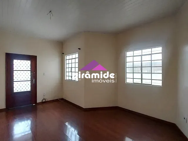 Casa com 300m² 3 quartos e 2 banheiros, à venda, no bairro Jardim Bela Vista em São José dos Campos
