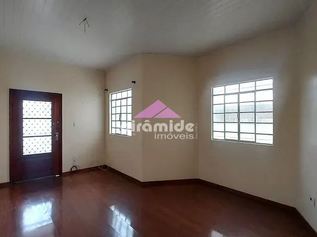 Casa com 300m² 3 quartos e 2 banheiros, à venda, no bairro Jardim Bela Vista em São José dos Campos