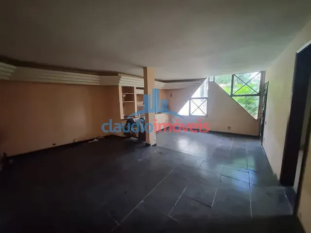 Casa com 590m² 3 quartos e 1 banheiro, à venda, no bairro Santa Rosa em Barra Mansa
