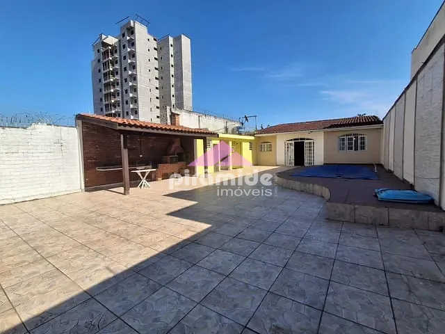 Casa 3 quartos e 2 banheiros, para alugar, no bairro Sumaré em Caraguatatuba