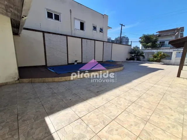 Casa 3 quartos e 2 banheiros, para alugar, no bairro Sumaré em Caraguatatuba