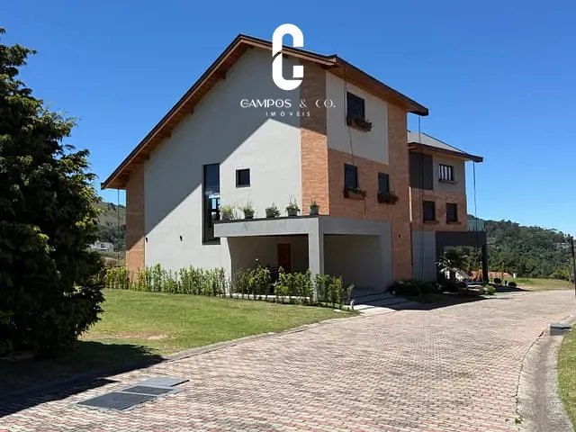 Casa com 230m² 4 quartos e 6 banheiros, à venda, no bairro Recanto das Araucárias em Campos do Jordão