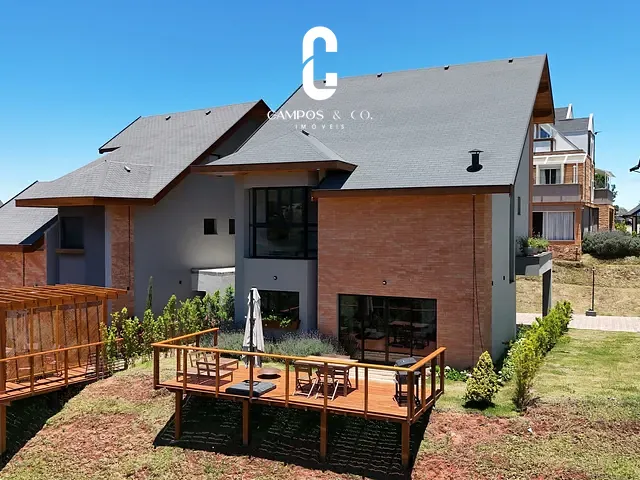 Casa com 230m² 4 quartos e 6 banheiros, à venda, no bairro Recanto das Araucárias em Campos do Jordão