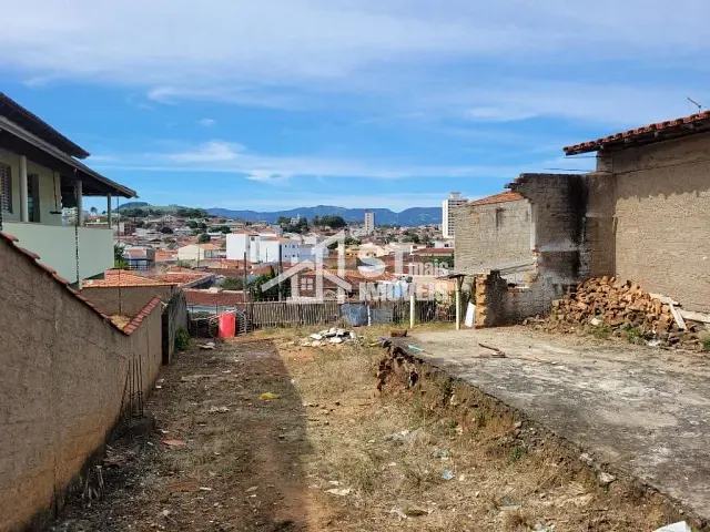 Casa com 300m² 1 quarto e 1 banheiro, à venda, no bairro Vila Graziani em Andradas