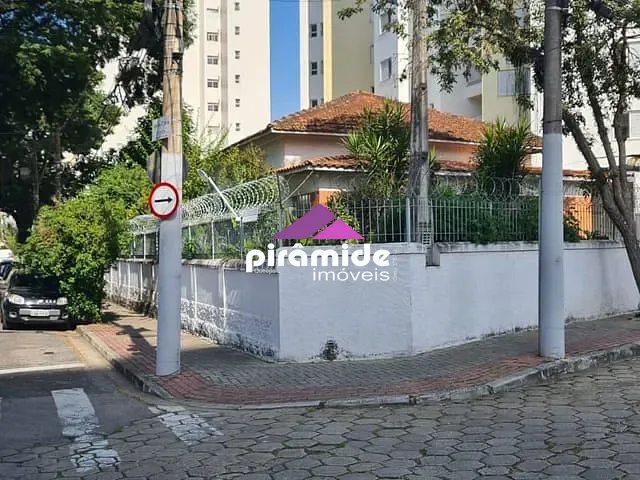 Casa à venda, no bairro Vila Adyana em São José dos Campos