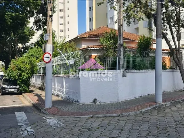 Casa à venda, no bairro Vila Adyana em São José dos Campos