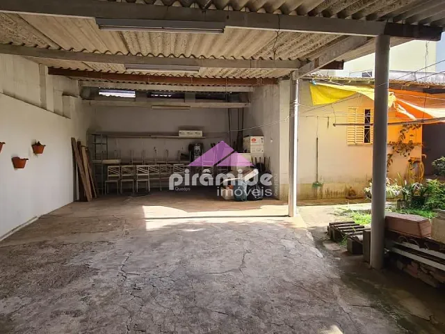 Casa à venda, no bairro Vila Adyana em São José dos Campos