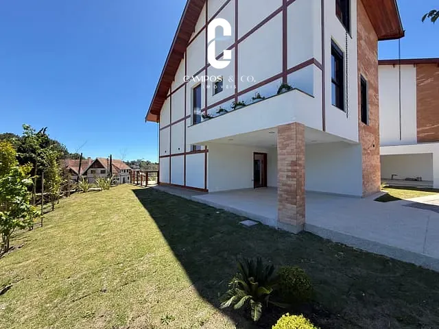 Casa com 230m² 4 quartos e 6 banheiros, à venda, no bairro Recanto das Araucárias em Campos do Jordão
