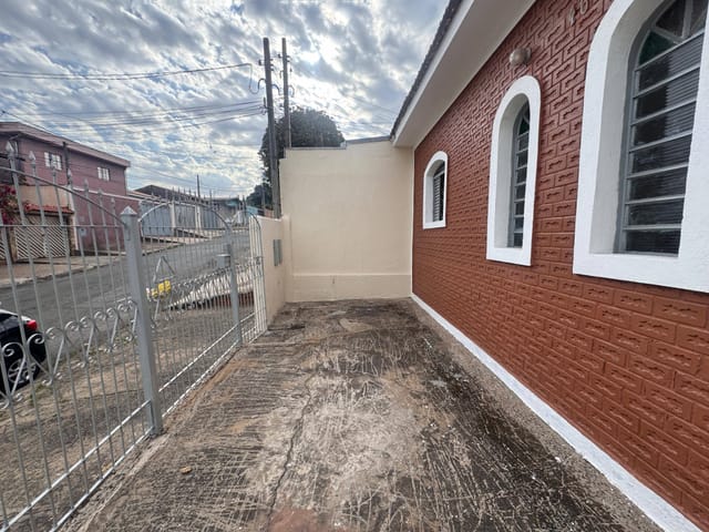 Casa 3 quartos e 1 banheiro, para alugar, no bairro Parque Dom Pedro II em Campinas