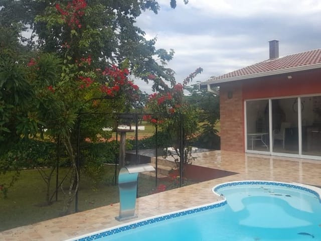 Casa com 900m² 3 quartos e 2 banheiros, à venda ou para alugar, no bairro Thermas de Santa Barbara em Águas de Santa Bárbara