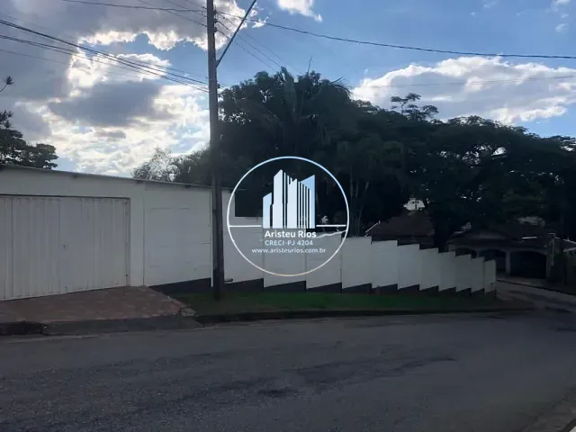 Casa com 200m² 4 quartos e 1 banheiro, à venda, no bairro Santo Ivo em Pouso Alegre