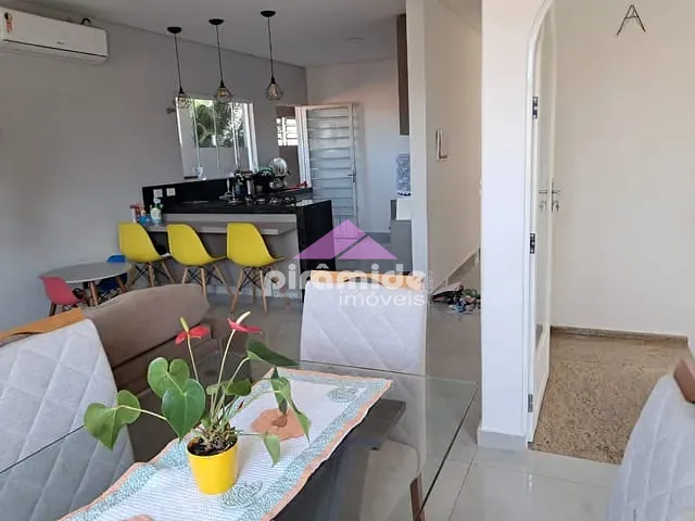 Casa com 250m² 3 quartos e 3 banheiros, à venda, no bairro Jardim das Indústrias em São José dos Campos