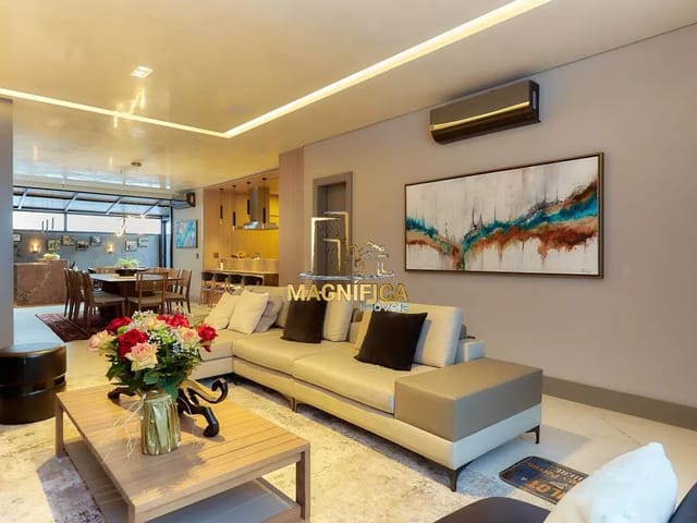 Casa 3 quartos e 8 banheiros, à venda, no bairro Santa Quitéria em Curitiba