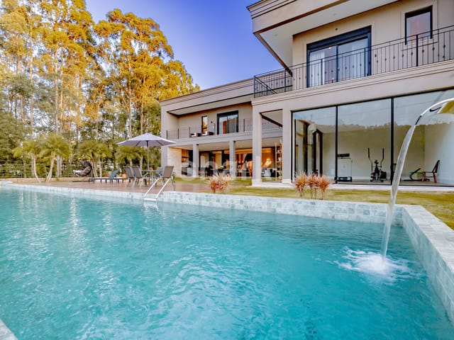 Casa com 1960m² 5 quartos e 8 banheiros, à venda ou para alugar, no bairro Residencial Tamboré em Barueri