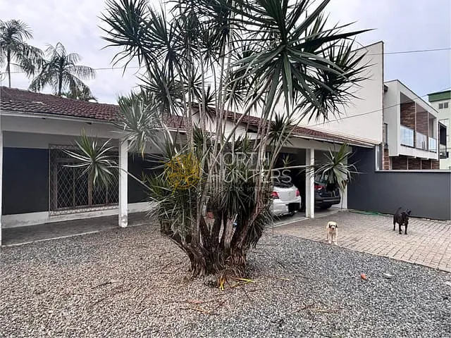 Casa com 160m² 3 quartos e 2 banheiros, à venda, no bairro Costa e Silva em Joinville