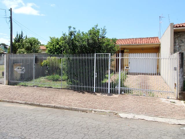 Casa com 528m² 3 quartos e 3 banheiros, à venda, no bairro Uvaranas em Ponta Grossa
