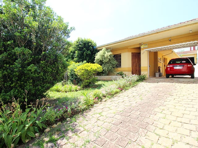Casa com 528m² 3 quartos e 3 banheiros, à venda, no bairro Uvaranas em Ponta Grossa
