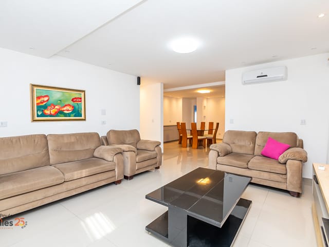 Casa 4 quartos e 9 banheiros, para alugar, no bairro Campo Comprido em Curitiba