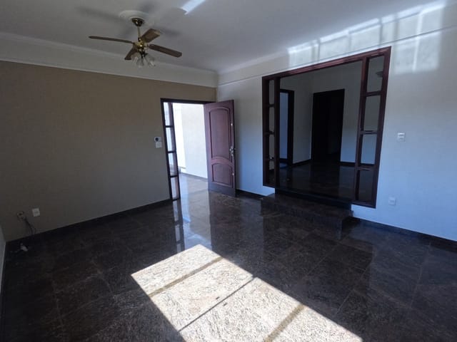 Casa com 633m² 4 quartos e 4 banheiros, para alugar, no bairro Jardim Leonor em São João da Boa Vista