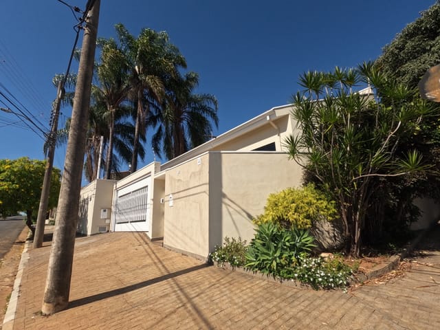 Casa com 633m² 4 quartos e 4 banheiros, para alugar, no bairro Jardim Leonor em São João da Boa Vista