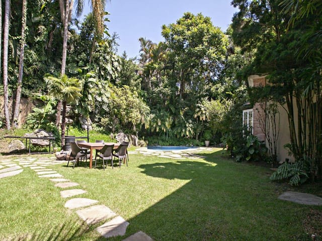 Casa com 1379m² 5 quartos e 7 banheiros, à venda ou para alugar, no bairro Jardim Everest em São Paulo