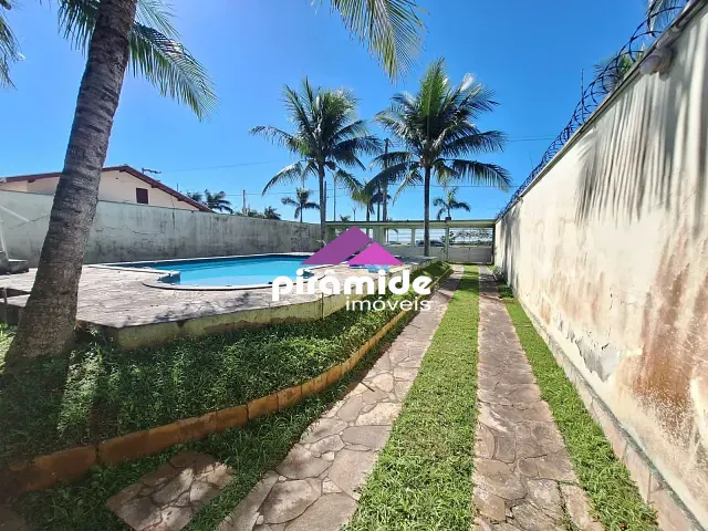 Casa com 500m² 8 quartos e 3 banheiros, à venda ou para alugar, no bairro Porto Novo em Caraguatatuba