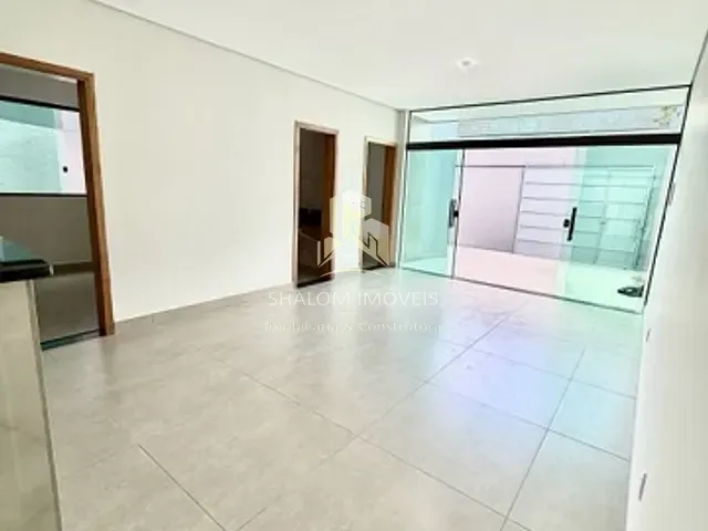 Casa 3 quartos e 2 banheiros, à venda, no bairro Parque Xangri-Lá em Contagem