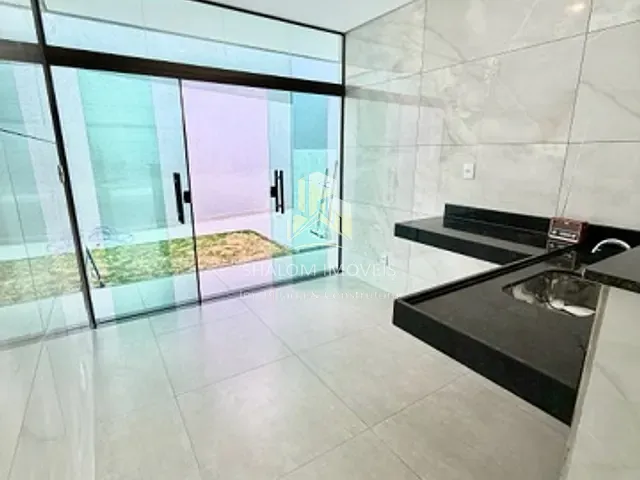 Casa 3 quartos e 2 banheiros, à venda, no bairro Parque Xangri-Lá em Contagem