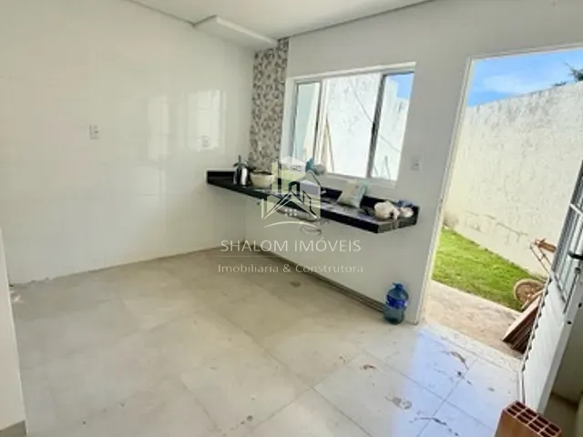 Casa 2 quartos e 3 banheiros, à venda, no bairro Parque Xangri-Lá em Contagem